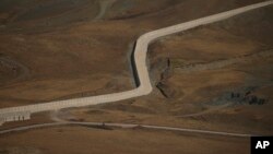 بخشی از دیوار مرزی ترکیه در استان وان، با جمهوری اسلامی ایران