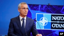 ARHIVA - Generalni sekretar NATO-a Jens Stoltenberg na konferenciji za novinare u Briselu (Foto: AP/Olivier Matthys)