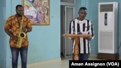 Prestation musicale au festival des lettres et des arts à Lomé, au Togo, juin 2022.