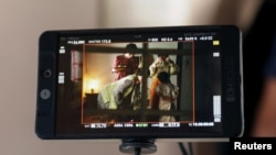 Adegan dari film 'Sevap' terlihat di layar kamera, di lokasi syuting di Sarajevo, Bosnia dan Herzegovina, 16 Juni 2022. (REUTERS/Dado Ruvic)