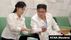 북한은 김정은 국무위원장이 부인 리설주 씨와 함께 약품을 마련해 황해남도에 보냈다며 관영매체를 통해 사진을 공개했다.