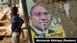 Une affiche de campagne de Peter Obi, alors gouverneur de l'État d'Anambra, dans l'est du Nigeria, sur un mur à Awka, au Nigeria, le 5 février 2010. 