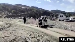 په زلزله کې د خلکو ته د تلفاتو شمېرې د قدرتي افتونو په صورت کې د طالبان د امداد ادارې نایب وزیر مولوي شراف الدین مسلم په کابل کې په خبری کانفرنس کې اعلان کړې