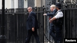 Perdana Menteri Inggris Boris Johnson berjalan keluar Downing Street di London, Inggris, pada 5 Juli 2022. (Foto: Reuters/Peter Nicholls)