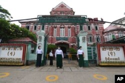 រូប​ឯកសារ៖ គ្រួបង្រៀន​ពាក់​ម៉ាស់​ខណៈ​ពួក​គេ​រង់ចាំ​សិស្ស​នៅ​ខាង​ក្រៅ​វិទ្យាល័យ​មួយ​កន្លែងនៅ​ទី​ក្រុង​រង់ហ្គូន (Yangon) ប្រទេស​មីយ៉ាន់ម៉ា កាល​ពី​ថ្ងៃ​ទី​២១ ខែ​កក្កដា ឆ្នាំ​២០២០។