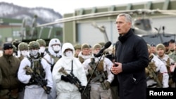 옌스 스톨텐베르그 북대서양조약기구(NATO·나토) 사무총장이 러시아의 우크라이나 침공 약 한달만인 지난해 3월 25일 노르웨이 북극권에서 훈련 중인 나토와 핀란드·스웨덴 병력에게 연설하고 있다.