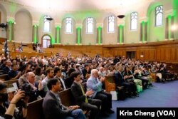 香港最后一任总督彭定康2022年7月1日出席新书签名活动。 (美国之音 郑乐捷)