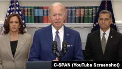 拜登在签署了一项保护堕胎的行政命令后发表讲话.