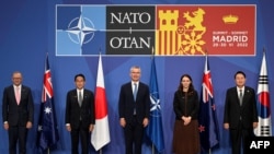 지난 6월 스페인 마드리드에서 열린 나토 정상회의에 참석한 아시아 국가 정상들이 기념촬영을 했다. 오른쪽부터 윤석열 한국 대통령, 저신다 아던 뉴질랜드 총리, 옌스 스톨텐베르그 나토 사무총장, 기시다 후미오 일본 총리, 앤서니 앨버니지 호주 총리.