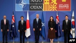 29일 스페인 마드리드에서 열린 나토 정상회의에 참석한 아시아 국가 정상들이 기념촬영을 했다. 오른쪽부터 윤석열 한국 대통령, 저신다 아던 뉴질랜드 총리, 옌스 스톨텐베르그 나토 사무총장, 기시다 후미오 일본 총리, 앤서니 앨버니지 호주 총리.