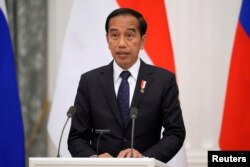 Presiden Joko Widodo menghadiri konferensi pers bersama dengan Presiden Rusia Vladimir Putin usai pertemuan di Moskow, Rusia 30 Juni 2022. (Alexander Zemlanichenko/Pool via REUTERS)