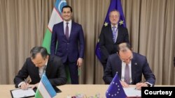 O'zbekiston va Yevropa Ittiffoqi vakillari Kengaytirilgan sheriklik va hamkorlik bitimini imzolamoqda. Bryussel, 6-iyul, 2022 