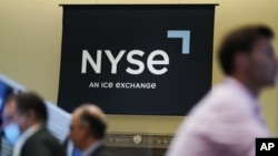 在纽约的纽约证券交易所，一个纽约证券交易所的标志（2022年6月15日）。