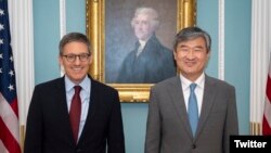 데릭 촐렛 미국 국무부 특별보좌관(왼쪽)과 조태용 주미 한국대사가 지난 5일 워싱턴 국무부 청사에서 만나 다양한 국제 현안을 논의했다. 사진 = Derek Chollet / Twitter.