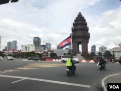 ទង់​ជាតិ​ប្រទេស​កម្ពុជា​ត្រូវបាន​បង្ហូត​ត្រឹម​ពាក់​កណ្តាលដង​ នៅមុខ​វិមាន​ឯករាជ្យ ក្នុង​ទីក្រុង​ភ្នំពេញ​ ថ្ងៃ​អាទិត្យ​ទី​១០​ ខែកក្កដា​ ឆ្នាំ​២០២២។​ (ហ៊ុល រស្មី/វីអូអេ)