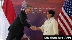 Menlu Retno Marsudi (kanan) dan Menlu AS Antony Blinken (kiri) menghadiri pertemuan Menlu G20 di Nusa Dua, Bali pada 8 Juli 2022. (Foto: AFP/Dita Alangkara)