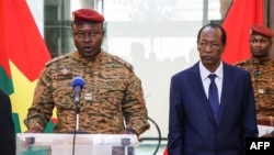 Le chef de la junte au pouvoir Paul-Henri Sandaogo Damiba et Blaise Compaoré, président du Burkina Faso de 1987 à 2014.