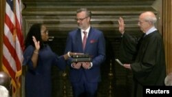 La juge Ketanji Brown Jackson prête son serment d'office en tant que juge associée de la Cour suprême des États-Unis auprès du juge Stephen Breyer, qu'elle remplace sur le terrain en raison de sa retraite, le 30 juin 2022.