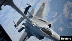 미 공군 소속 F-35 전투기가 러시아의 우크라이나 침공 전날인 지난 2월 24일 폴란드 상공에서 공중 급유하고 있다. (자료사진)