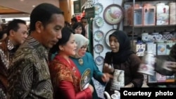 Presiden Joko Widodo dan ibu negara mengunjungi anjungan Wastraloka.