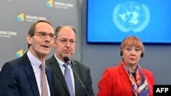 Komisi Penyelidik Independen PBB untuk Ukraina yang beranggotakan tiga orang, yaitu Ketua Komisi Erik Mose (kiri), Pablo de Greiff dan Jasminka Dzumhur memberikan konferensi pers di Kyiv, Ukraina, 15 Juni 2022. 