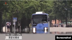 개성 시내에서 운행 중인 한국 현대자동차의 에어로시티 버스. 조선중앙TV 보도 화면에 모습을 드러냈다.