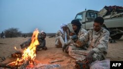 ARCHIVES - Des militants du Mouvement pour le salut de l'Azawad patrouillent le long de la frontière Mali-Niger dans la zone déserte de la région de Meneka au Mali lors d'une patrouille anti-djihadiste, le 3 février 2018