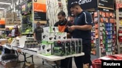 មនុស្ស​កំពុង​ទិញ​ទំនិញ​ទីក្រុង Miami រដ្ឋ Florida កាលពី​ថ្ងៃទី​៣០ ខែសីហា ឆ្នាំ២០១៩។