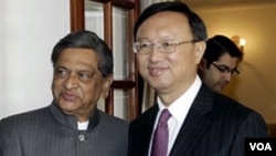 Menteri Luar Negeri S.M. Krishna, kiri, berjabatan tangan dengan Menteri Luar Negeri Tiongkok Yang Jiechi sebelum pertemuan yang membahas isu perbatasan di New Delhi (1 Maret 2012).