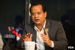 រូបឯកសារ៖ លោក សួន សេរីរដ្ឋា​ ប្រធាន​គណបក្ស​អំណាច​ខ្មែរ​ នៅ​ក្នុង​បន្ទប់ផ្សាយ​ VOA​ ក្នុង​រាជធានី​ភ្នំពេញ​ នៅថ្ងៃទី៣០​ ខែឧសភា​ ឆ្នាំ​២០១៧។​ (ហ៊ាន សុជាតា/ VOA)