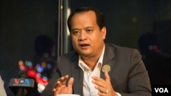 លោក សួន សេរីរដ្ឋា​ ប្រធាន​គណបក្ស​អំណាច​ខ្មែរ​ នៅ​ក្នុង​បន្ទប់ផ្សាយ​ VOA​ ក្នុង​រាជធានី​ភ្នំពេញ​ នៅថ្ងៃទី៣០​ ខែឧសភា​ ឆ្នាំ​២០១៧។​ (ហ៊ាន សុជាតា/ VOA)