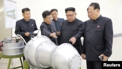 지난 2017년 9월 북한 김정은 노동당 위원장이 '핵무기 병기화 사업'을 현지지도했다며 사진을 공개했다. 뒤에 세워둔 안내판에 북한의 ICBM급 장거리 탄도미사일로 추정되는 '화성-14형'의 '핵탄두(수소탄)'이라고 적혀있다.