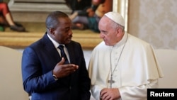 Le pape François échange avec le président de la RDC Joseph Kabila lors d'une audience privée au Vatican, le 26 septembre 2016.