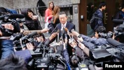 북한의 송일호 북일국교정상화교섭 담당대사가 지난달 28일 스톡홀름에서 열린 일본과의 국장급 협의 후 기자단의 질문에 대답하고 있다. (자료사진)