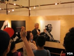 台湾民众观看刘霞摄影作品(美国之音张永泰拍摄)