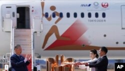 올림픽 개최 논란 속에 20일 올림픽 성화가 미야기현 항공자위대 기지에 도착했다.