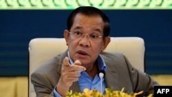 រូបឯកសារ៖ លោកនាយករដ្ឋមន្ត្រី ហ៊ុន សែន ថ្លែងក្នុងអំឡុងសន្និសីទសារព័ត៌មានមួយ នៅវិមានសន្តិភាព ក្នុងទីក្រុងភ្នំពេញ កាលពីថ្ងៃទី ១៧ ខែកញ្ញា ឆ្នាំ ២០២១។