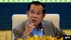 PM Kamboja Hun Sen dalam konfrerensi pers di Istana Perdamaian, Phnom Penh, 17 September 2021. (TANG CHHIN Sothy / POOL / AFP) 