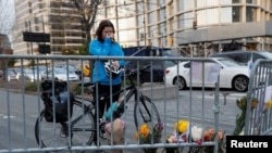 یک شهروند نیویارک، در محل بایسکل سواری در منهتن