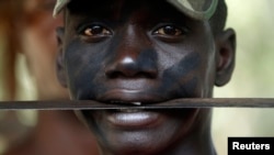 Un combattant "anti-balaka" photographié près de l'aéroport international de Bangui, le 22 février 2014