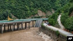 폭우로 인한 홍수로 무너진 중국 산시성 상뤄시의 고속도로 교량