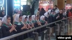 Təbrizdə ticarət mərkəzində Beynəlxalq Ana Dili Günü məktəblilər tərəfindən qeyd edilib