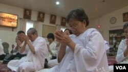 “They have come together to mourn the death and have organized this prayer for the soul of king Norodom Sihanouk,” said Ouk Vanhan, head monk at the temple.
