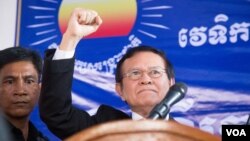 រូបឯកសារ៖ លោក​កឹម សុខា​​ប្រធាន​ស្តីទី​នៃ​គណបក្ស​សង្គ្រោះជាតិ​ បានចេញ​មុខ​ជា​សាធារណៈ​លើក​ដំបូង​បង្អស់​ ​នា​ព្រឹក​ថ្ងៃ​សុក្រ ទី​៩ ខែ​កញ្ញា ឆ្នាំ​២០១៦ក្រោយ​ពី​ ស្នាក់​នៅ​ក្នុង​ទីស្នាក់ការ​គណបក្ស​សង្គ្រោះជាតិ​ជា​ច្រើន​ខែ​​ ដើម្បី​គេច​ពី​ការ​ចាប់​ខ្លួន​។