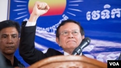 Kem Sokha, vice president of Cambodia National Rescue Party addresses his supporters and reporters at the party's headquarter on Friday September, 9 2016, in Phnom Penh, Cambodia. (Leng Len/VOA Khmer)