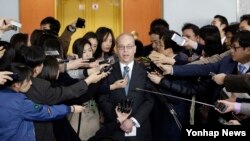 대니얼 러셀 미국 국무부 동아태 차관보가 17일 서울 외교부 청사 이경수 외교부 차관보와 조태용 1차관을 예방한뒤 기자들의 질문에 답하고 있다.