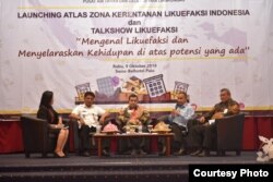 Kepala Badan Geologi Kementerian ESDM, Rudy Suhendar menyerahkan atlas zona kerentanan likuefaksi Indonesia kepada Hidayat Lamakarate selaku Sekretaris Daerah Provinsi Sulawasi Tengah, 9 Oktober 2019. (Foto: Ismail/Humas Pemprov Sulteng).