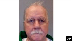 Kurşuna dizilerek idam edilen Brad Sigmon, 67 yaşındaydı. Sigmon, eski kız arkadaşının anne ve babasını beyzbol sopasıyla öldürdüğünü itiraf etmişti.