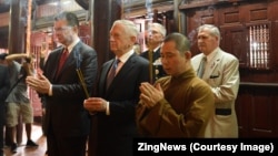 U.S. Defense Secretary Jim Mattis visits Tran Quoc Temple in Ha Noi on January 25, 2018. (Photo courtesy of ZingNews)