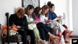 Des femmes remplissent des demandes d'emploi, lors d'une foire au travail, en Floride, le 30 janvier 